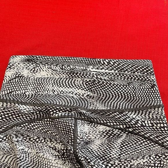 Lululemon Movement Crop Everlux Pants Vapor Gray Leggings Size 6 - Picture 9 of 9